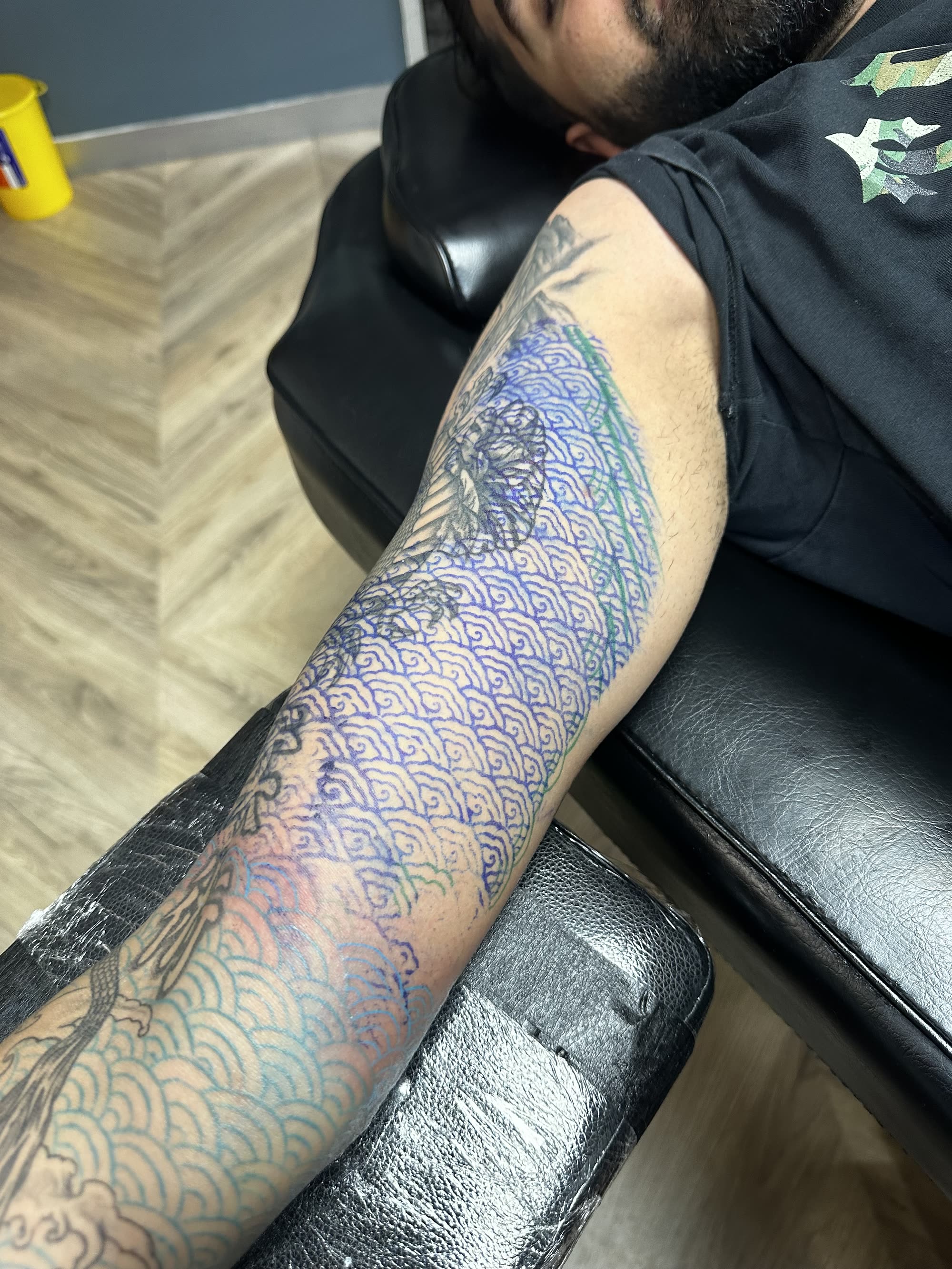 Blue and red seigaiha wave patterns filling the sleeve